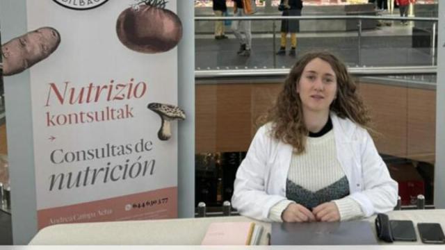 Andrea Campa, en el servicio de nutricionista gratuito que dirige en el Mercado de la Ribera de Bilbao. / Fisioterapia Campa Andrea Campa, en el servicio de nutricionista gratuito que dirige en el Mercado de la Ribera de Bilbao.