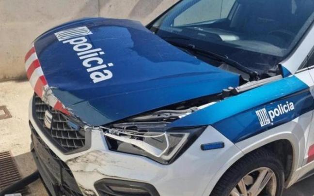 Así ha quedado el coche de los Mossos tras ser embestido. Así ha quedado el coche de los Mossos tras ser embestido.