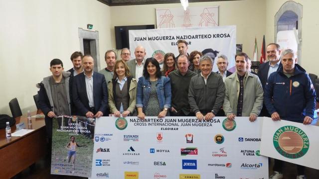 Organizadores y patrocinadores, durante la presentación de la carrera en el salón de plenos del Ayuntamiento de Elgoibar.