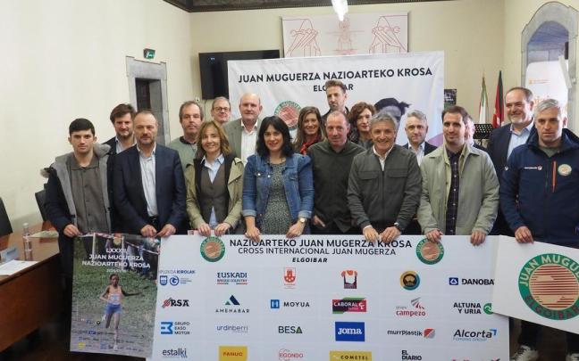 Organizadores y patrocinadores, durante la presentación de la carrera en el salón de plenos del Ayuntamiento de Elgoibar.