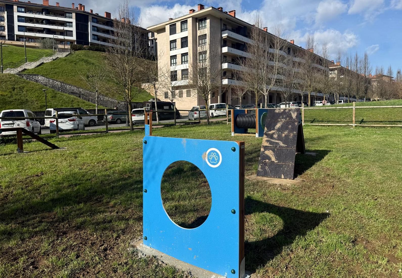 Vista de los juegos para perros instalados en el parque canino de Trenbidearen Zumardia.