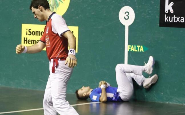 Altuna celebra la consecución de un tanto con Peña II tumbado junto al cuadro 3 del Astelena. Altuna celebra la consecución de un tanto con Peña II tumbado junto al cuadro 3 del Astelena.
