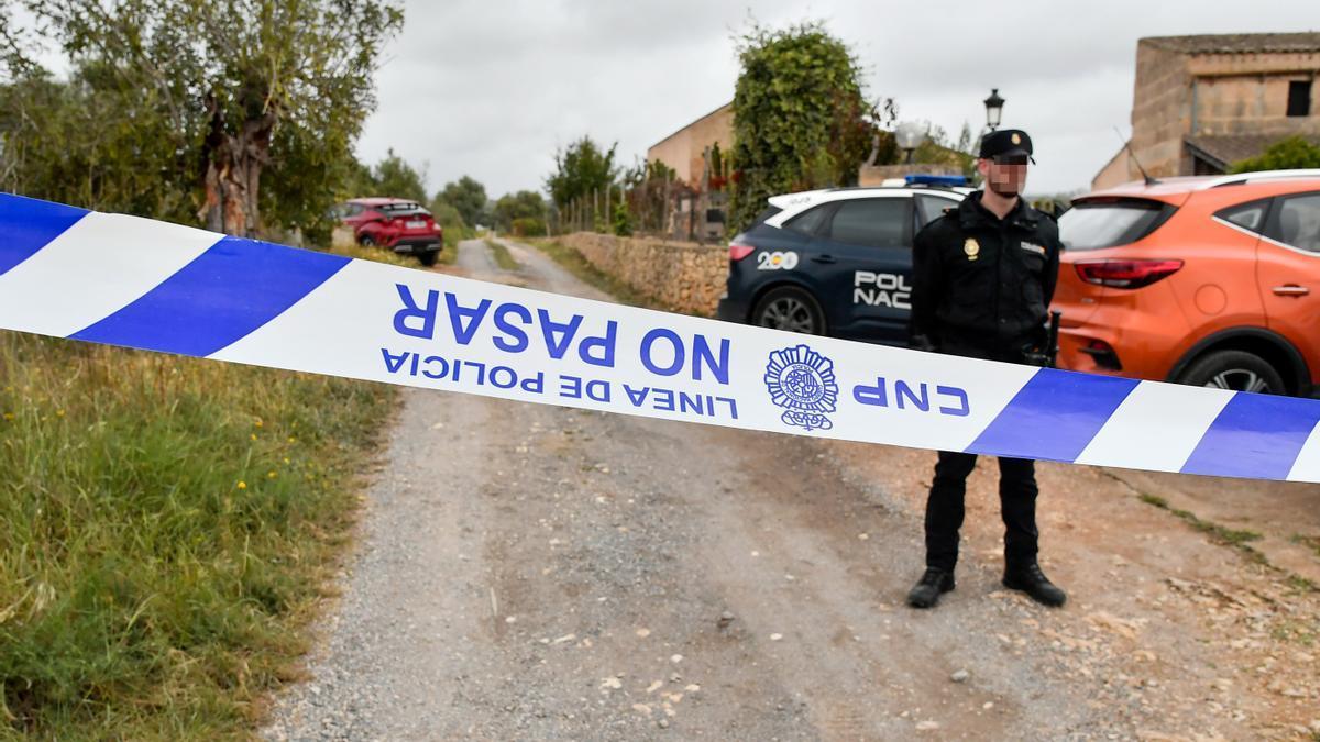 Cordón policial en el lugar en el que ha ocurrido el crimen.