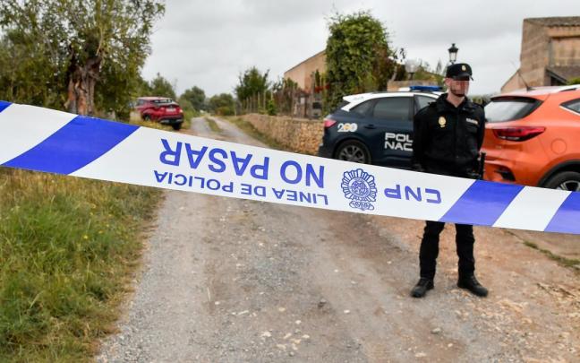 Cordón policial en el lugar en el que ha ocurrido el crimen.