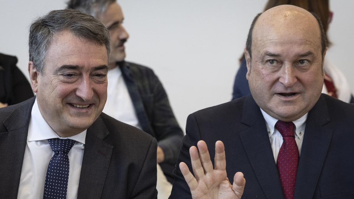 El portavoz del PNV en el Congreso, Aitor Esteban, con el presidente del EBB, Andoni Ortuzar, este miércoles