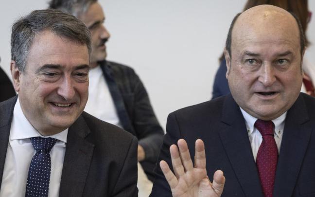 El portavoz del PNV en el Congreso, Aitor Esteban, con el presidente del EBB, Andoni Ortuzar, este miércoles
