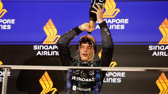 Kimi Antonelli, de celebración en el podio de Singapur.