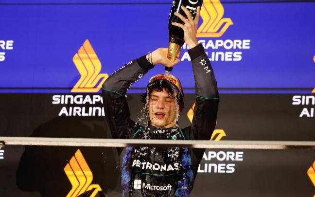 Kimi Antonelli, de celebración en el podio de Singapur.