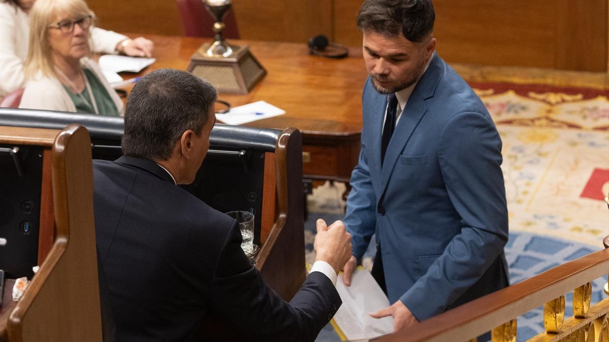 Pedro Sánchez y Gabriel Rufián conversan durante una sesión plenaria.