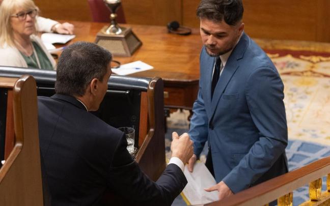 Pedro Sánchez y Gabriel Rufián conversan durante una sesión plenaria.