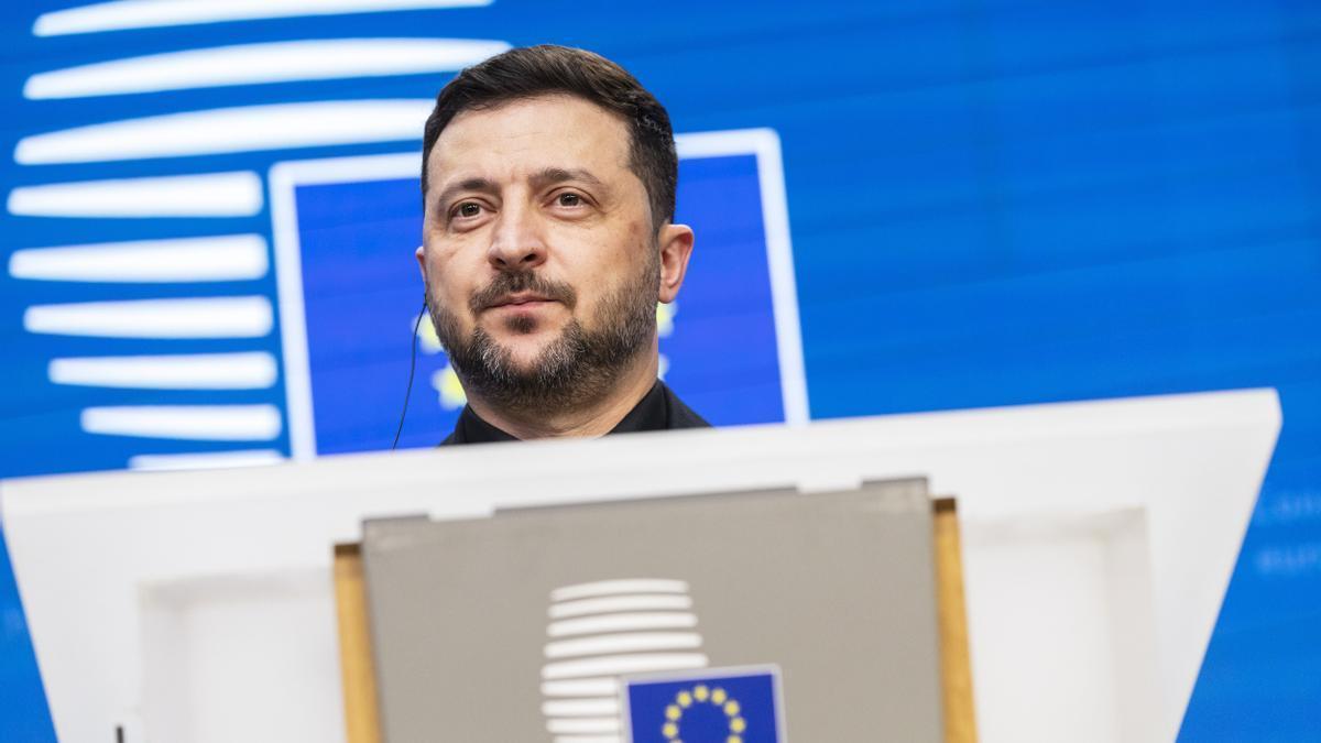 El presidente ucraniano, Volodimir Zelenski, durante la cumbre europea donde se ha aprobado la emisión de eurobonos por valor de 90.000 millones para apoyar a Ucrania
