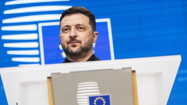 El presidente ucraniano, Volodimir Zelenski, durante la cumbre europea donde se ha aprobado la emisión de eurobonos por valor de 90.000 millones para apoyar a Ucrania