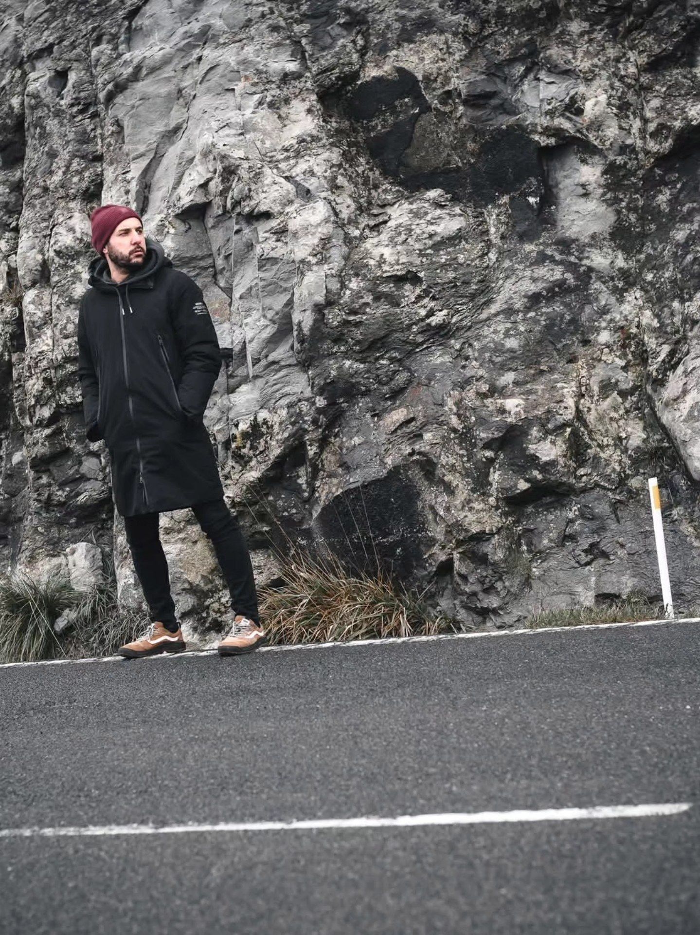 El autor del proyecto, Endika Díaz, en la carretera del Puerto de Orduña