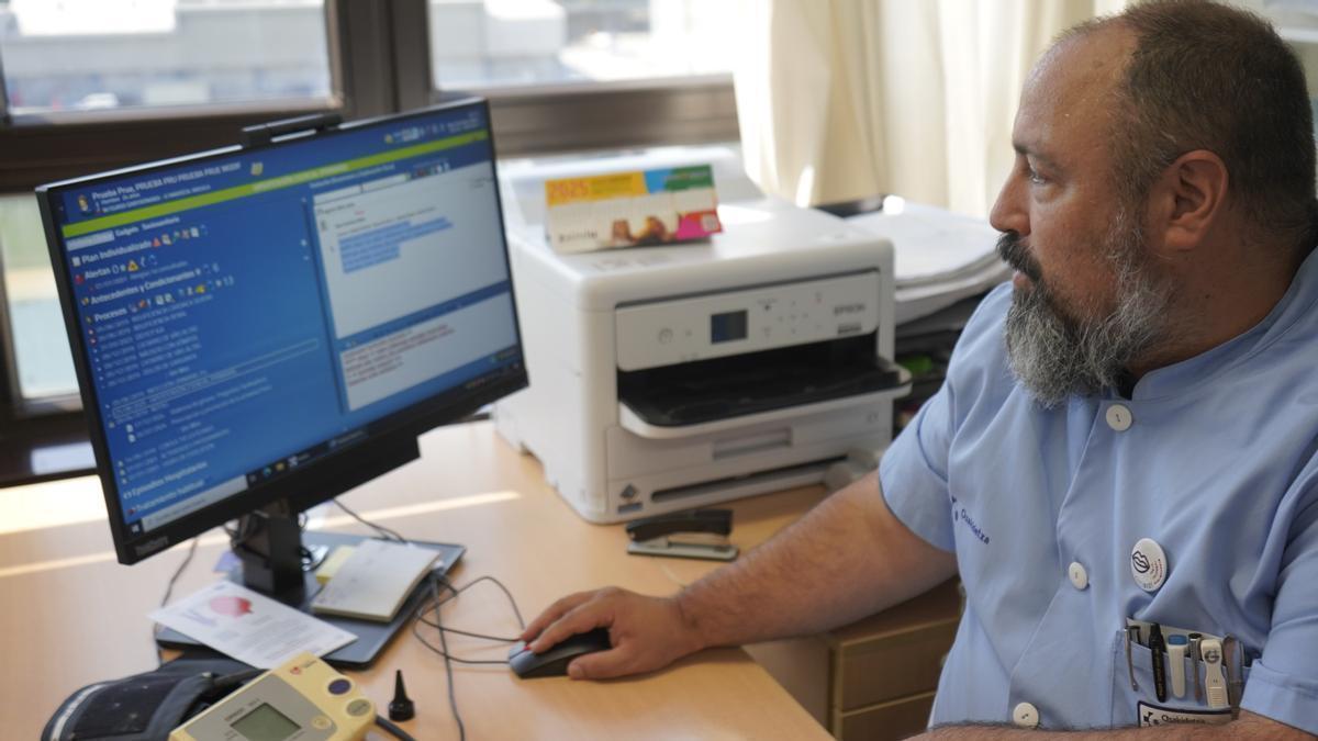 Un enfermero de Osakidetza usa Itzulbide para traducir la Historia Clínica de un paciente.