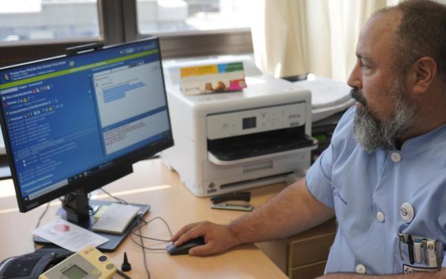 Un enfermero de Osakidetza usa Itzulbide para traducir la Historia Clínica de un paciente.