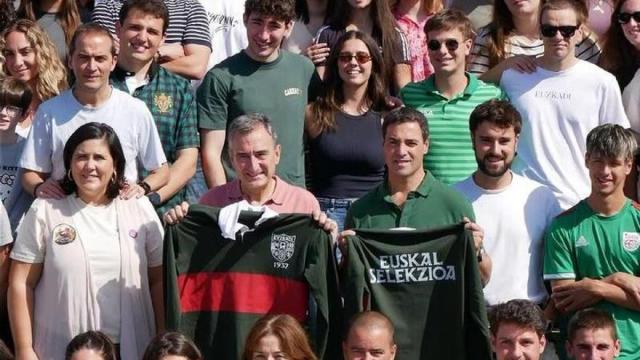El presidente del EBB del PNV, Aitor Esteban, con el lehendakari Pradales y los jóvenes de EGI que les obsequiaron unos polos de la Euskal Selekzioa