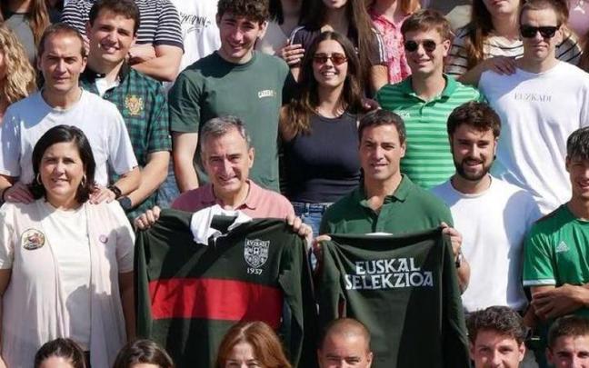 El presidente del EBB del PNV, Aitor Esteban, con el lehendakari Pradales y los jóvenes de EGI que les obsequiaron unos polos de la Euskal Selekzioa