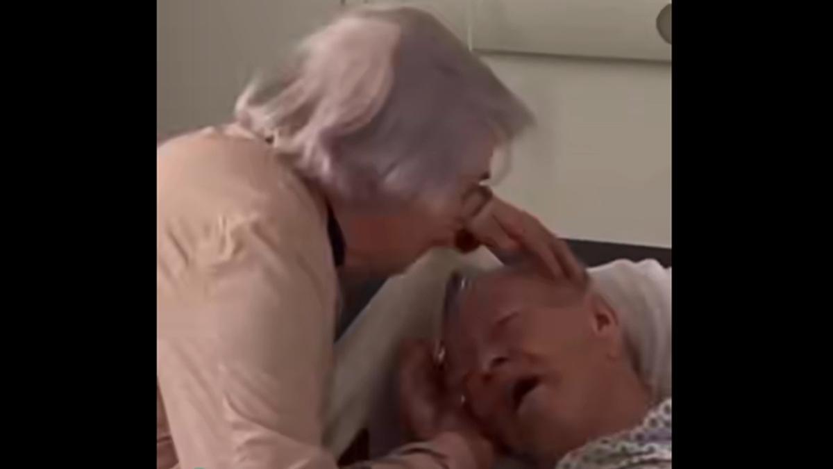 El reencuentro de los ancianos minutos antes de la muerte de él.