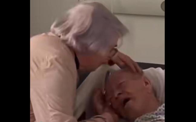 El reencuentro de los ancianos minutos antes de la muerte de él.