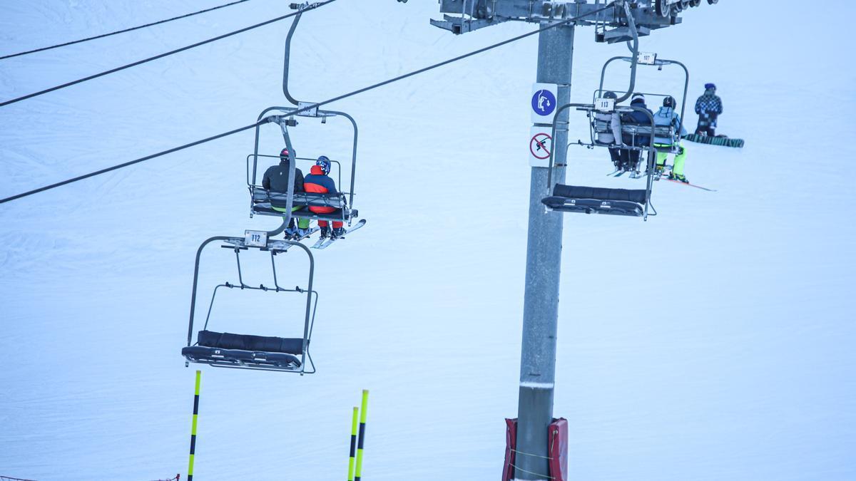Imagen de archivo de esquiadores en telesilla