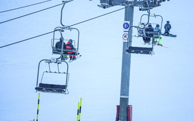 Imagen de archivo de esquiadores en telesilla