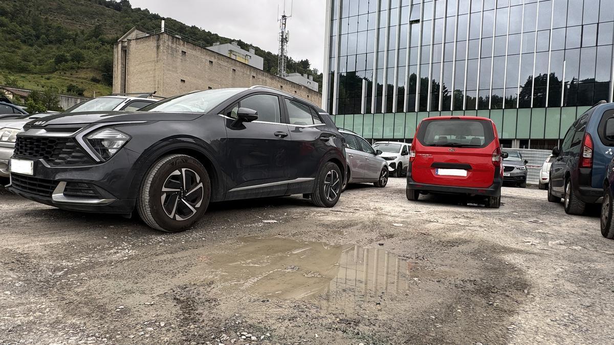 Los grandes charcos que se forman en el aparcamiento provisional de Zalduspe traen de cabeza a más de un automovilista.