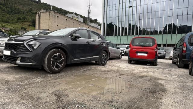 Los grandes charcos que se forman en el aparcamiento provisional de Zalduspe traen de cabeza a más de un automovilista.