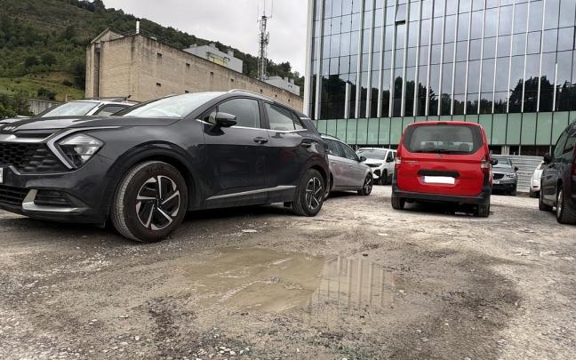 Los grandes charcos que se forman en el aparcamiento provisional de Zalduspe traen de cabeza a más de un automovilista.