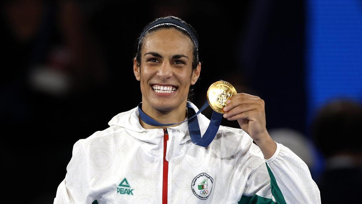 Imane Khelif posa con su medalla de oro.