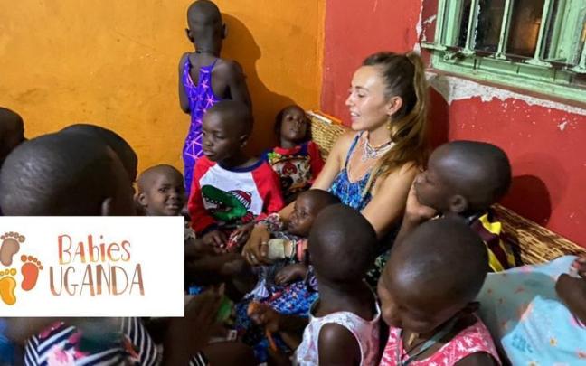 María Galán, de la ONG Babies Uganda, con niñas y niños en Uganda.