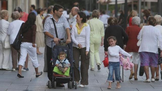 El 53,1% de las mujeres vascas destina 5 o más horas al día al cuidado de menores, en el caso de los hombres el porcentaje se queda en el 29,8%