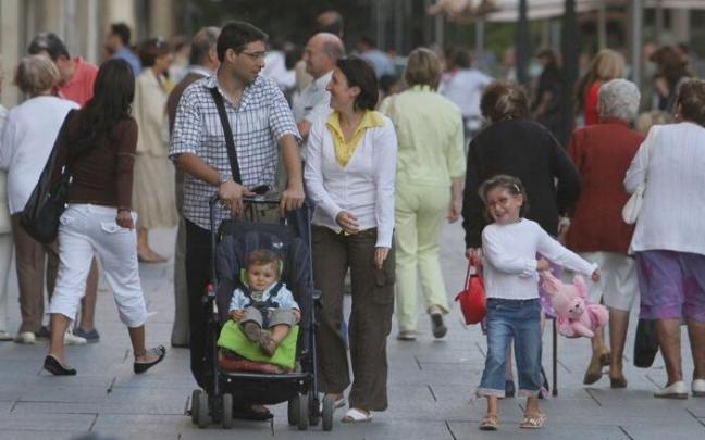 El 53,1% de las mujeres vascas destina 5 o más horas al día al cuidado de menores, en el caso de los hombres el porcentaje se queda en el 29,8% El 53,1% de las mujeres vascas destina 5 o más horas al día al cuidado de menores, en el caso de los hombres el porcentaje se queda en el 29,8%