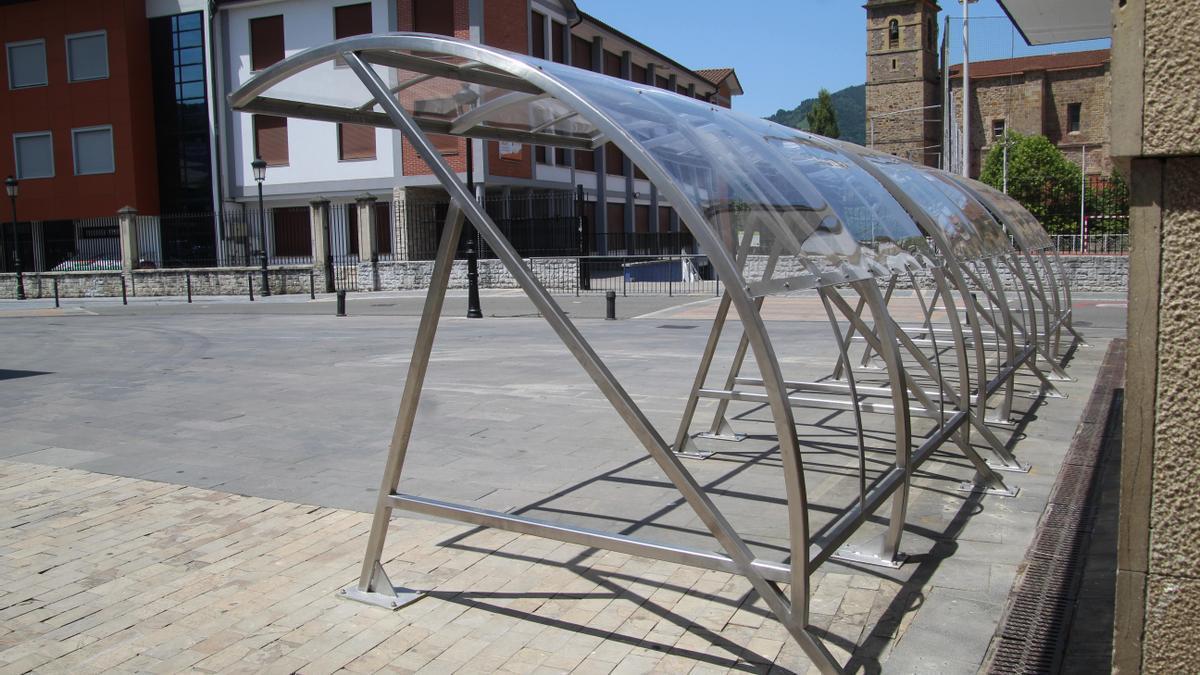 La nueva cubierta del aparcamiento de bicicletas de Lazkao.