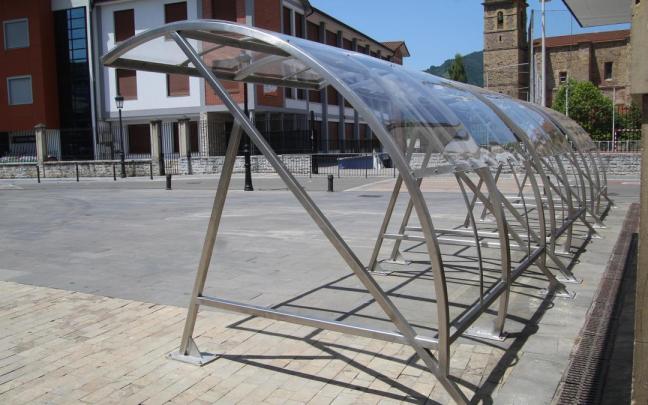 La nueva cubierta del aparcamiento de bicicletas de Lazkao.