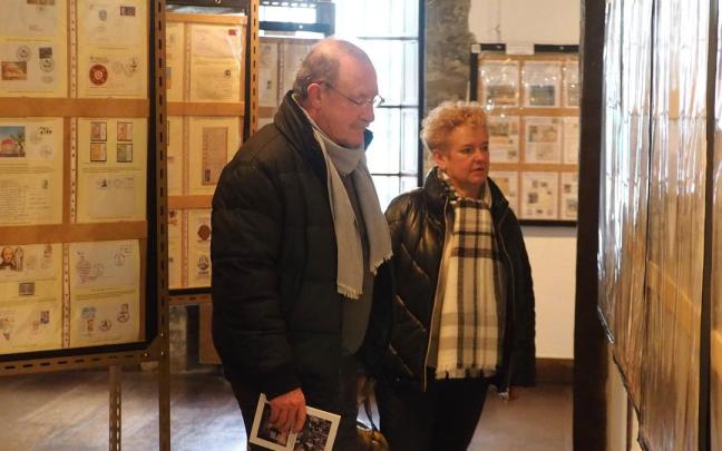 Los aficionados a los sellos tienen su punto de referencia en muestra filatélica de la Casa de Cultura.