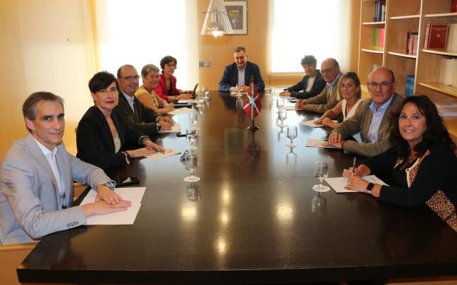 Diputados y senadores del PNV reunidos con Aitor Esteban