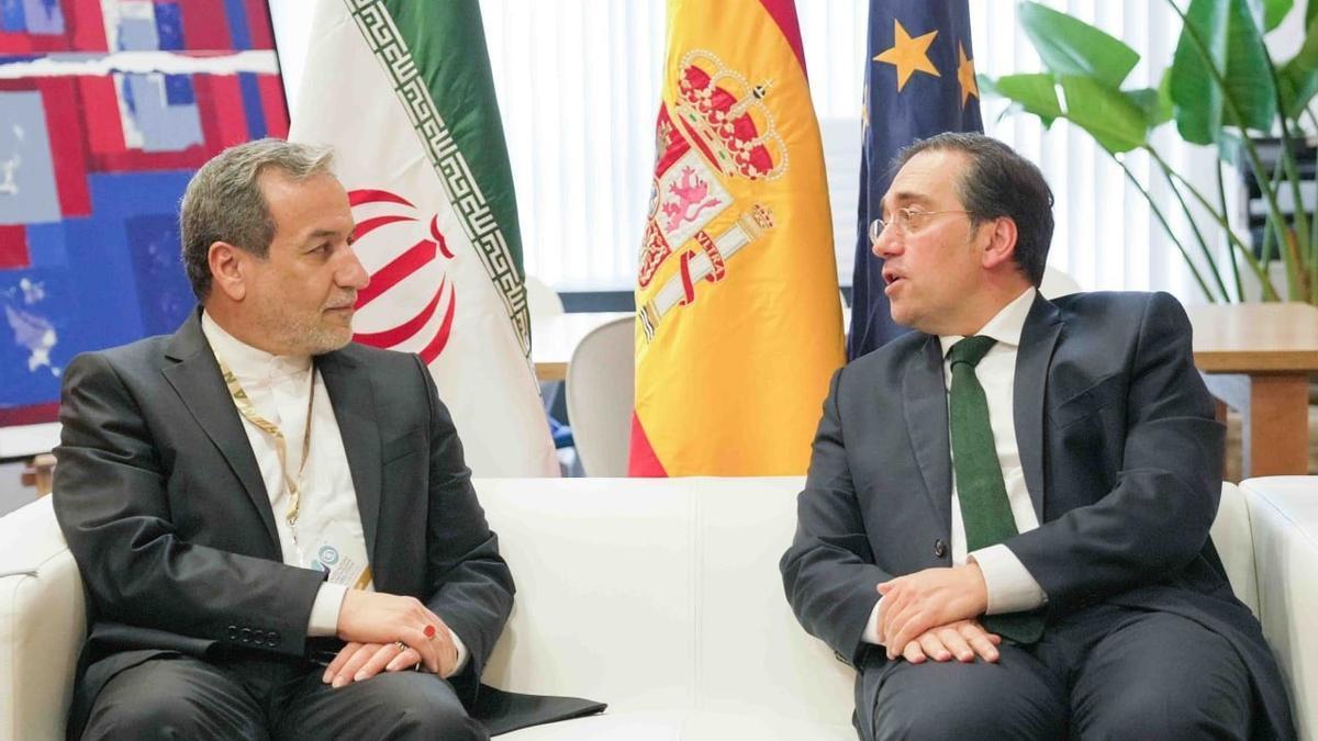 El ministro de Asuntos Exteriores, Unión Europea y Cooperación, José Manuel Albares, se reúne con su homólogo iraní, Abbas Araghchi.