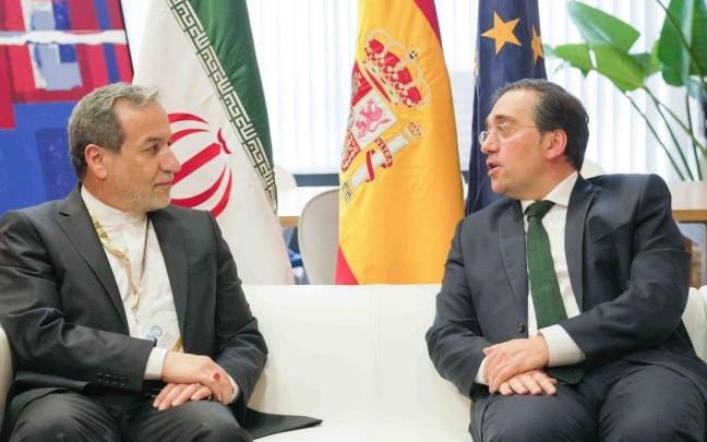 El ministro de Asuntos Exteriores, Unión Europea y Cooperación, José Manuel Albares, se reúne con su homólogo iraní, Abbas Araghchi.