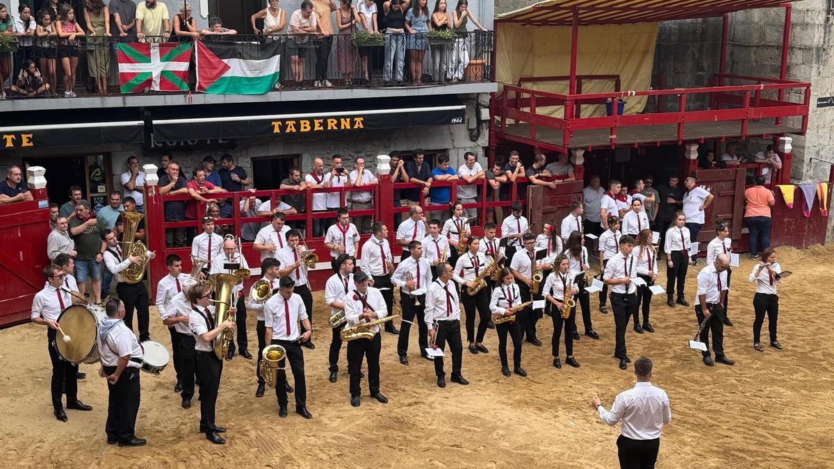 La Banda de Música de Zestoa, prepara para actuar en las fiestas de la Virgen.