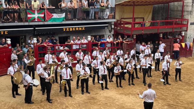 La Banda de Música de Zestoa, prepara para actuar en las fiestas de la Virgen.