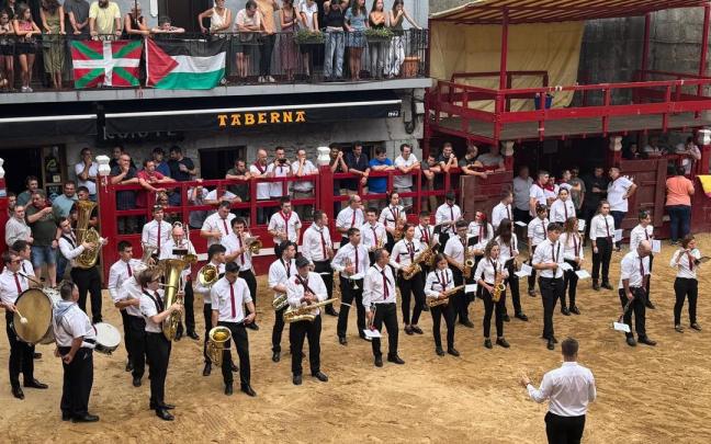 La Banda de Música de Zestoa, prepara para actuar en las fiestas de la Virgen.