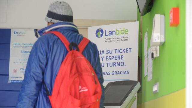 Un hombre entra en una oficina de Lanbide.