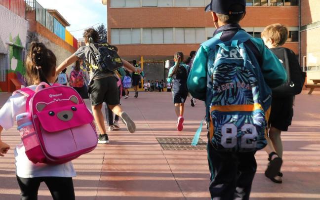 Varios niños a la llegada a su colegio durante el primer día de curso.