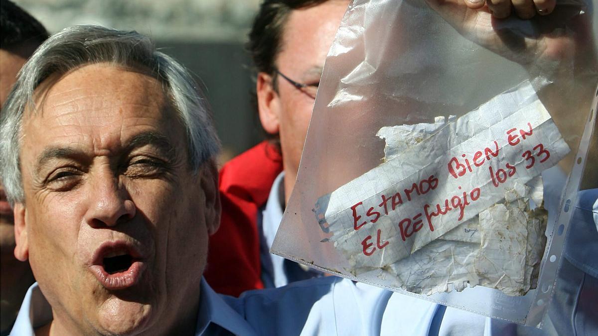 Piñera muestra uno de los mensajes de los mineros atrapados en la mina de San José en 2010.