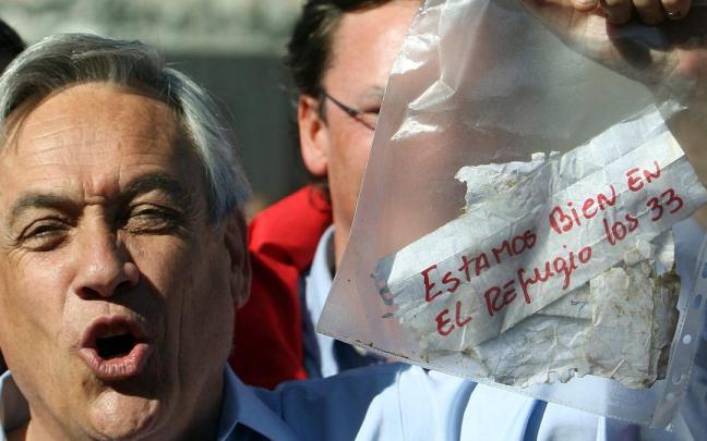 Piñera muestra uno de los mensajes de los mineros atrapados en la mina de San José en 2010.