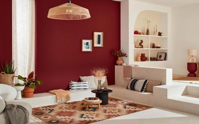 Salón con fondo rojo