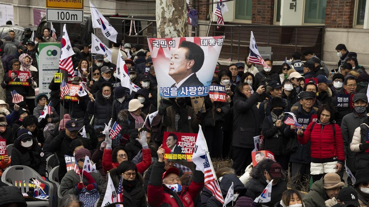 Simpatizantes del presidente de Corea del Sur, Yoon Suk Yeol, protestan contra su juicio político cerca del Tribunal Constitucional.