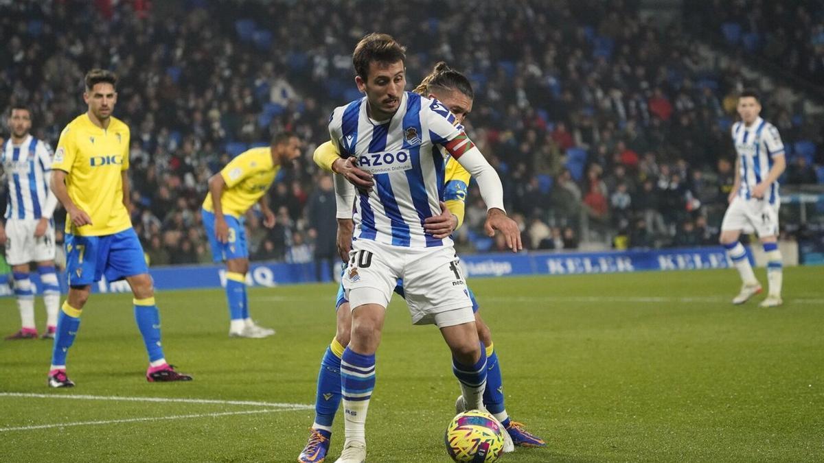 Oyarzabal protege un balón ante el Cádiz.