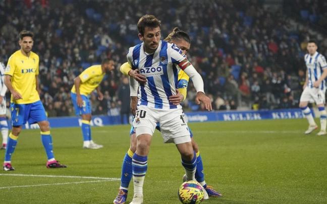 Oyarzabal protege un balón ante el Cádiz.