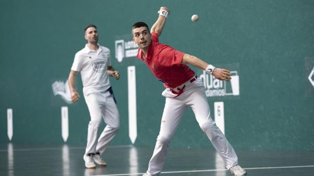 Unai Mata se dispone a golpear con la derecha en un enfrentamiento ante Eneko Yoldi.